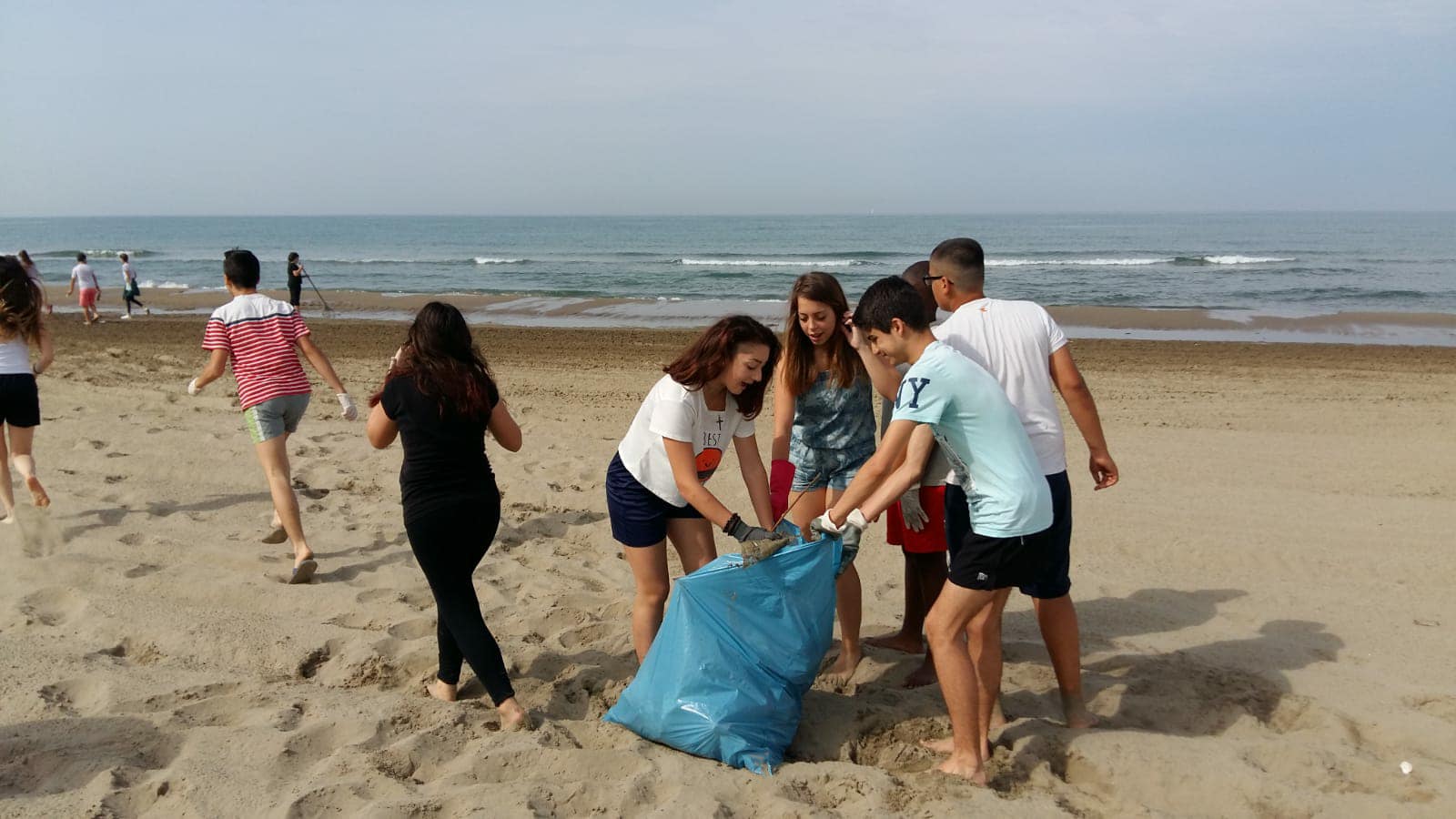 Gli Alunni Dellicardea 2 Puliscono La Spiaggia Libera Di