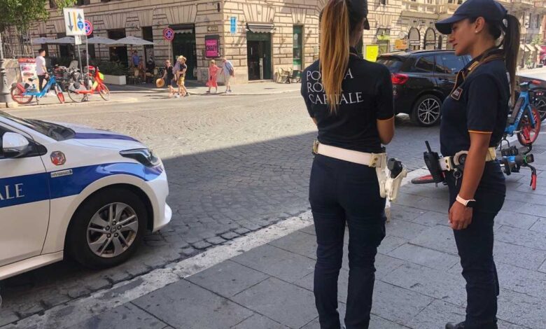 Via Nazionale, lancia biciclette del servizio sharing al centro strada