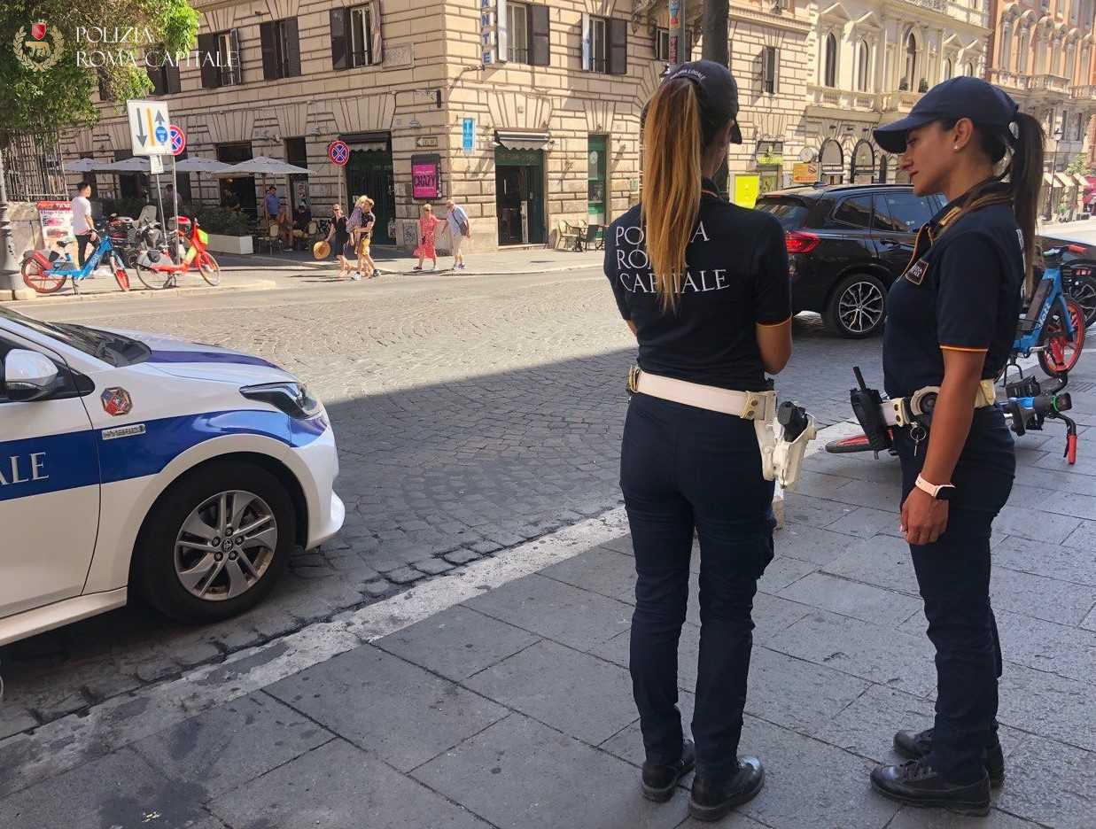 Via Nazionale, lancia biciclette del servizio sharing al centro strada