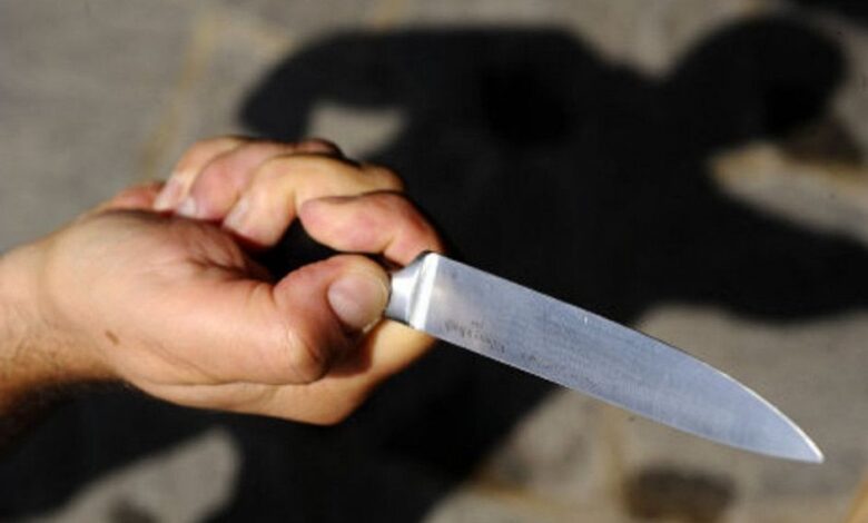 minaccia l'ex compagna con un coltello