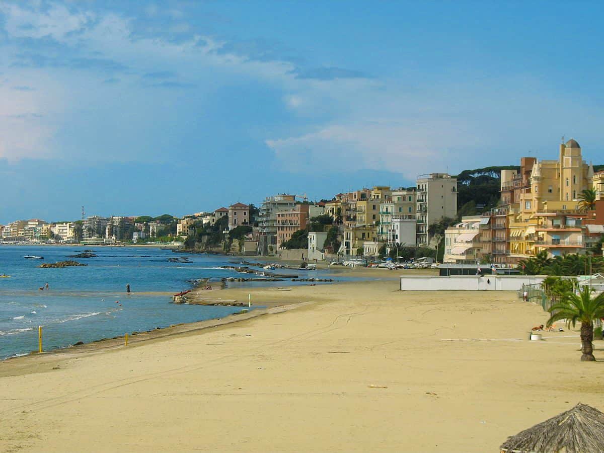 Ladro sotto l'ombrellone a Nettuno