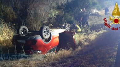 Auto si ribalta sulla A12