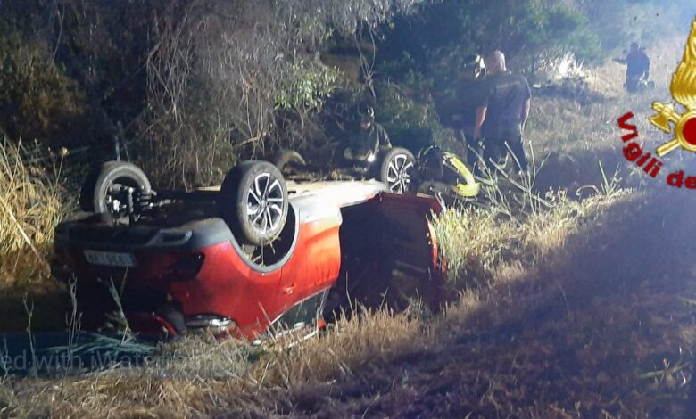Auto si ribalta sulla A12