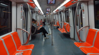 Tenta il suicidio sui binari della Metro A