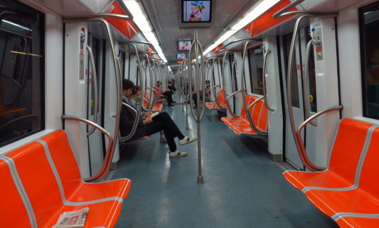 Tenta il suicidio sui binari della Metro A