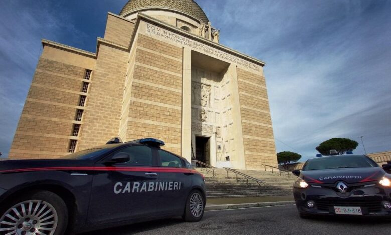 Derubano e strattonano 15enne al centro commerciale