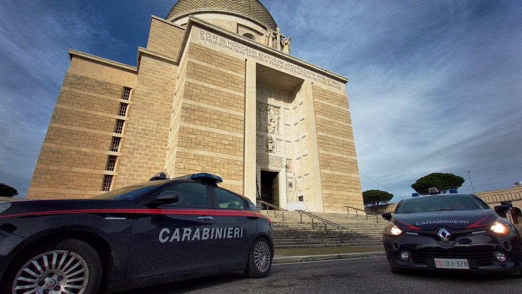 Derubano e strattonano 15enne al centro commerciale