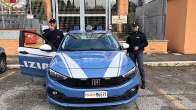 riducono in schiavitù la figlia 14enne