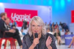 maria de filippi imbarazzata da cavaliere