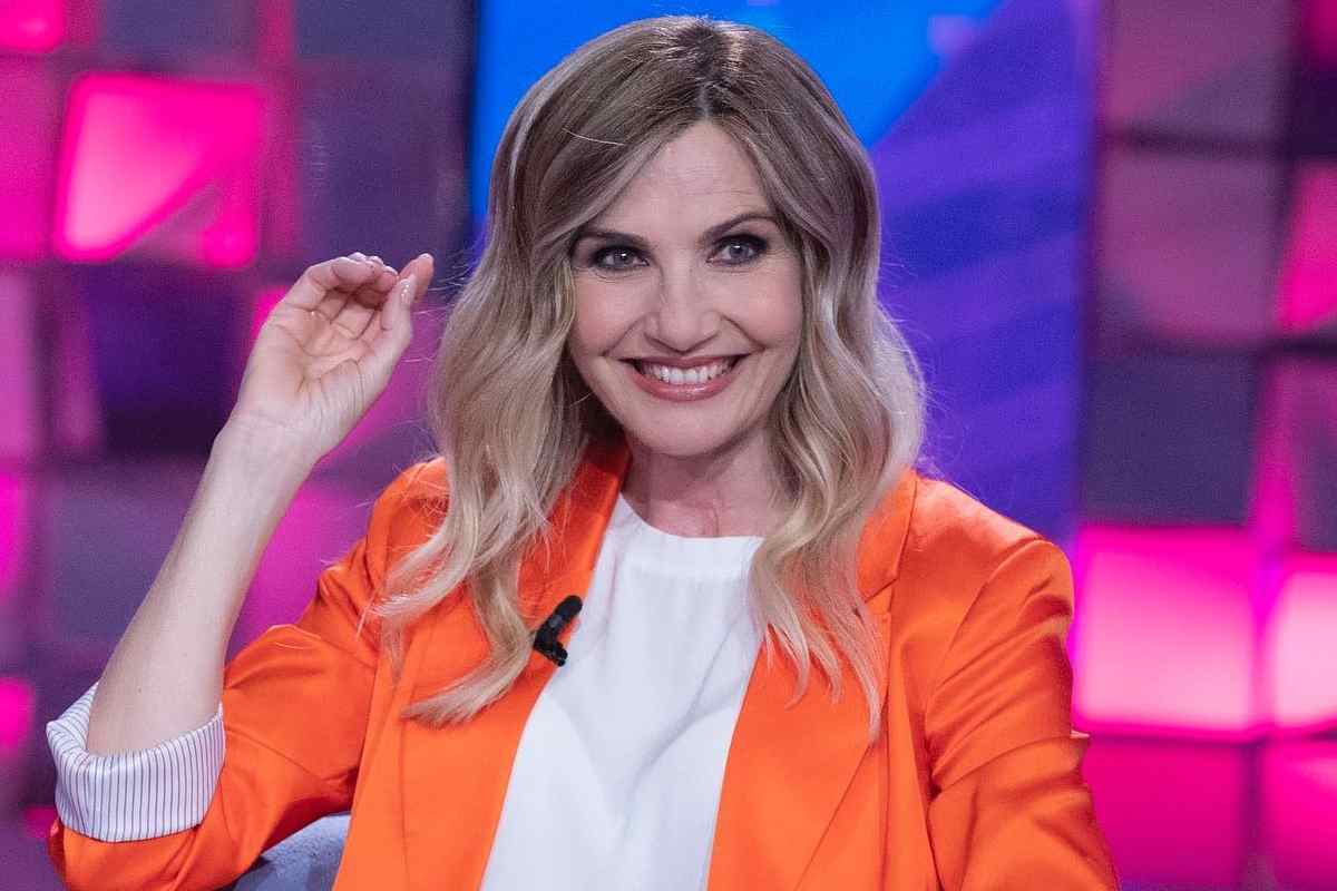 lorella cuccarini sorridente nello studio di verissimo