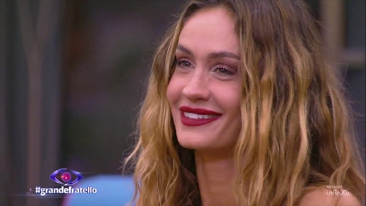 helena prestes sorridente