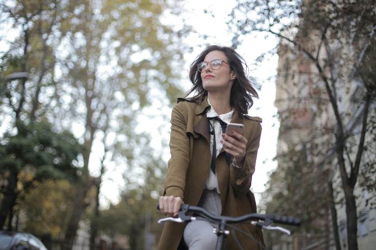 donna in bicicletta con il cellulare