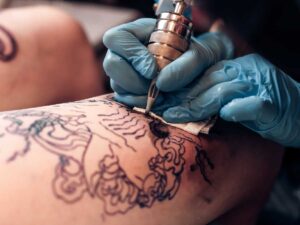 Tatuatore disegna un tatuaggio