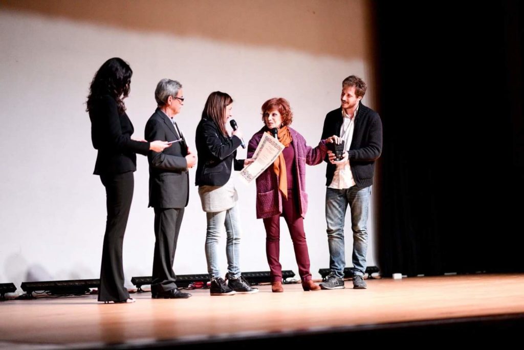 Il momento della premiazione a Simona Marchini