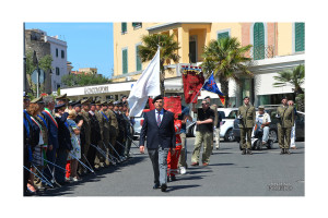 La bandiera della X-Mas sfila davanti alle Autorità militari e civili